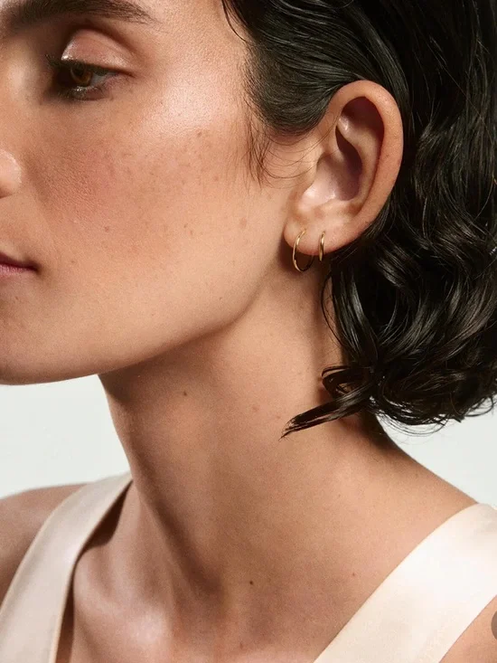 Mejuri small hoop 14k yellow gold - Picture 4 of 8